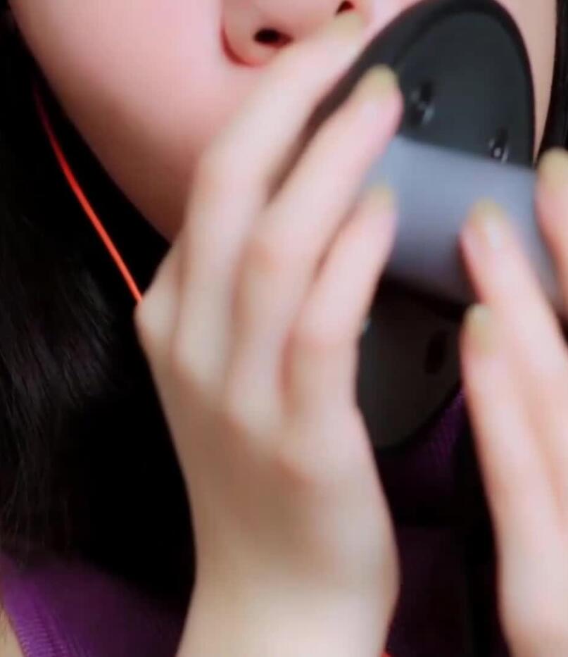 0110150928.jpg 小萌ASMR紫色露肩裙 亲吻舔耳 口腔音