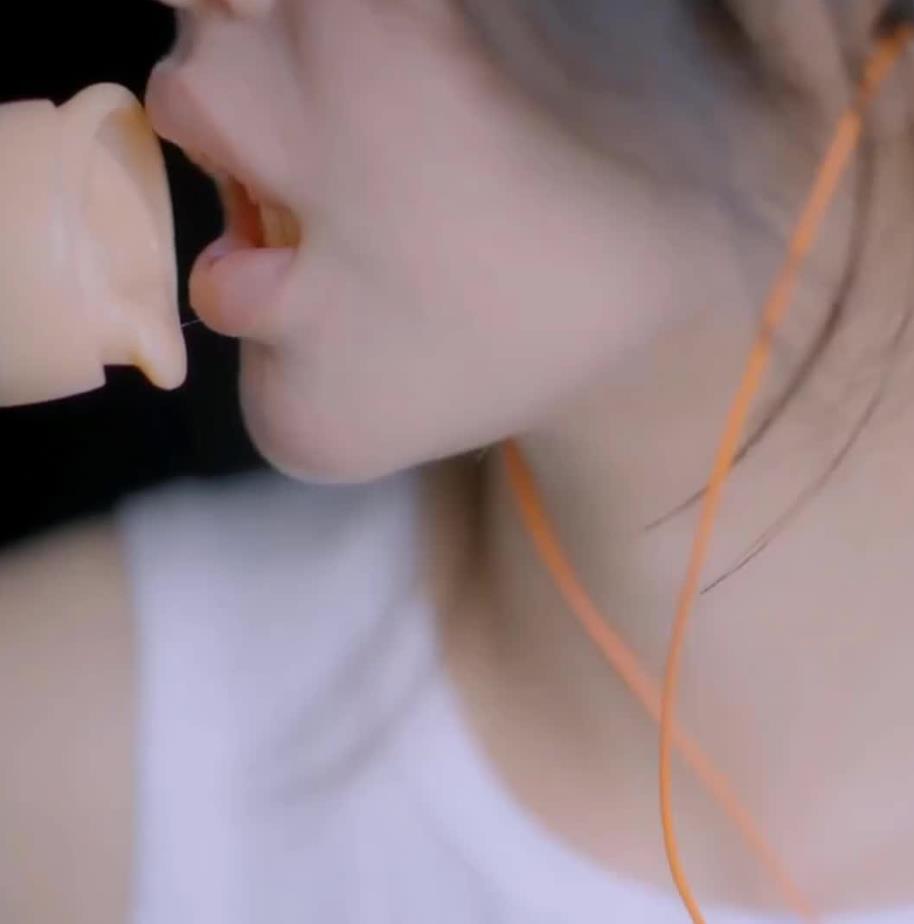 小萌ASMR 白衣舔耳福利视频